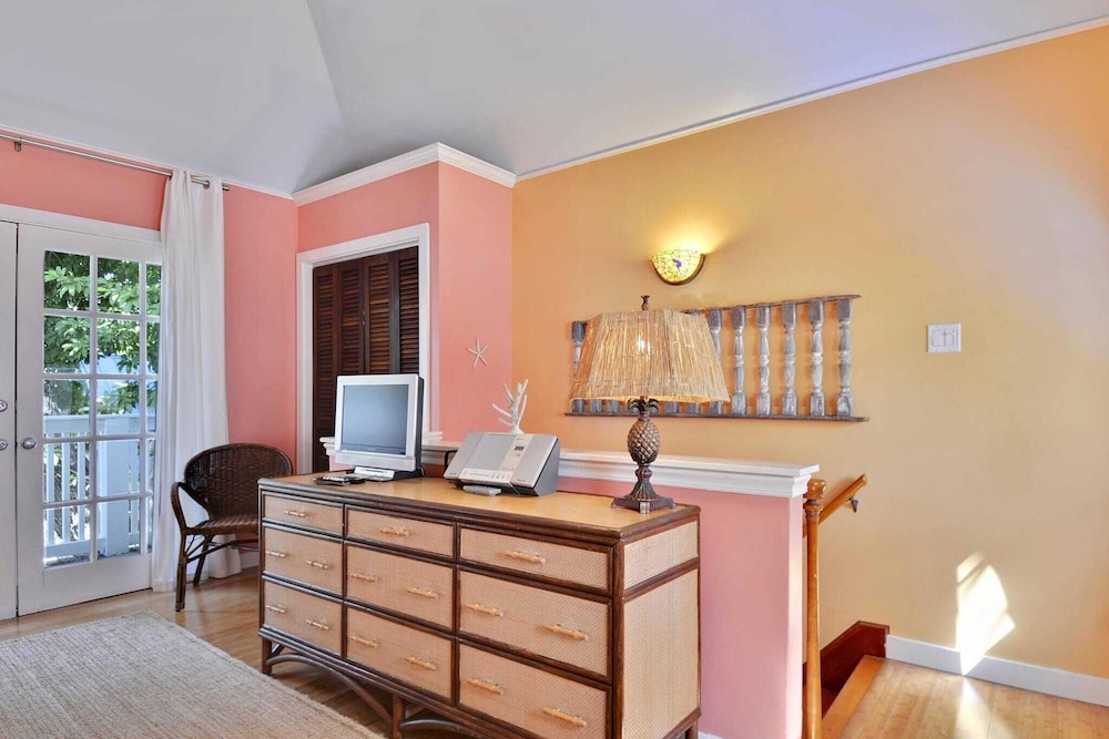 Tranquility by Avantstay Close to Duval St w BBQ & Shared Pool - photo 10