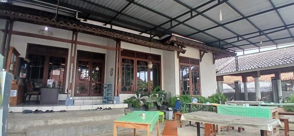 Hotel O Home Stay Syariah Annur in Kuningan, Indonesia