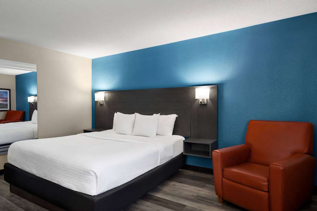 La Quinta Inn & Suites by Wyndham Chicago Tinley Park - photo 26
