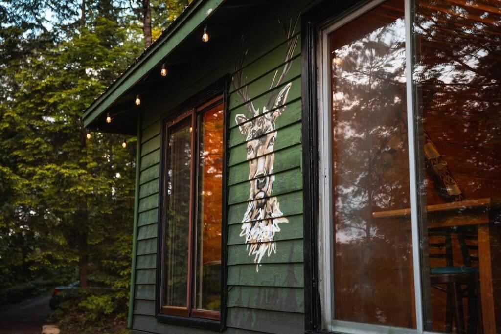 Grinmore Lakehouse with Panoramic View & Hot Tub in Huntsville, Canada