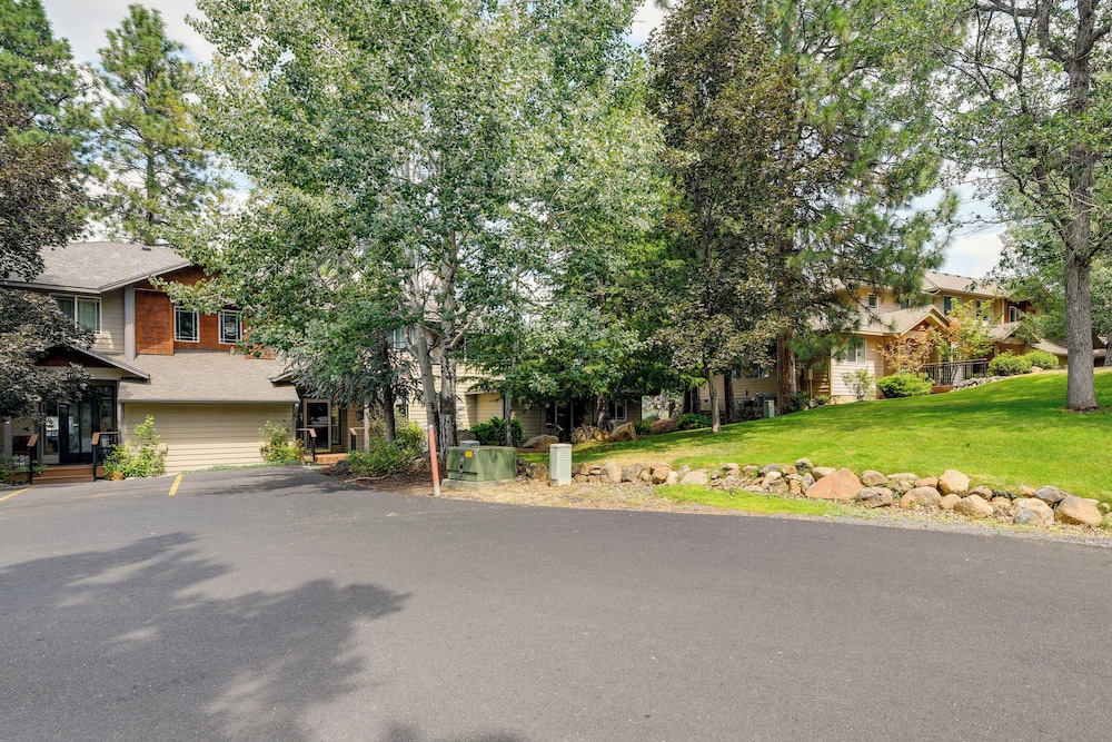 Resort Style Klamath Falls Home Golf Course View - photo 12