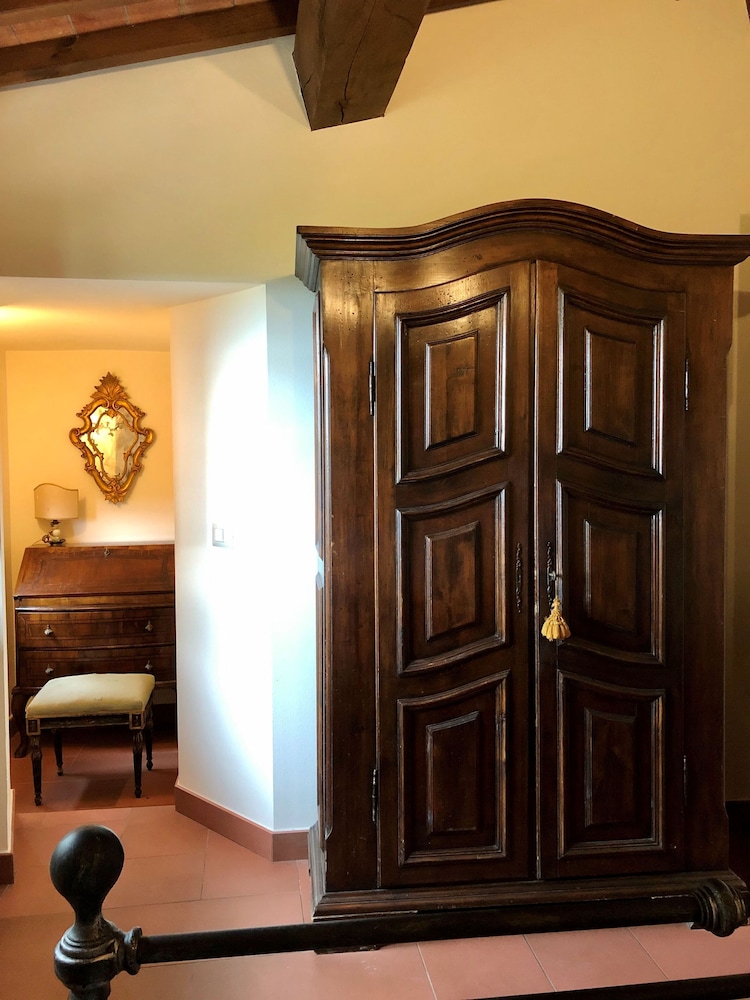 Tenuta dei Mandorli Pool Wifi Peccioli — 4-Star Luxury Hotel in Peccioli, Italy