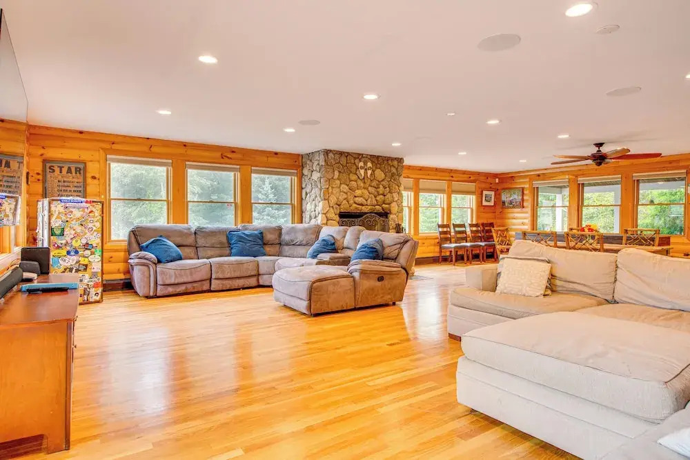 Deck For Entertaining Belmont Group Getaway — 4-Star Luxury Hotel in Belmont, United States