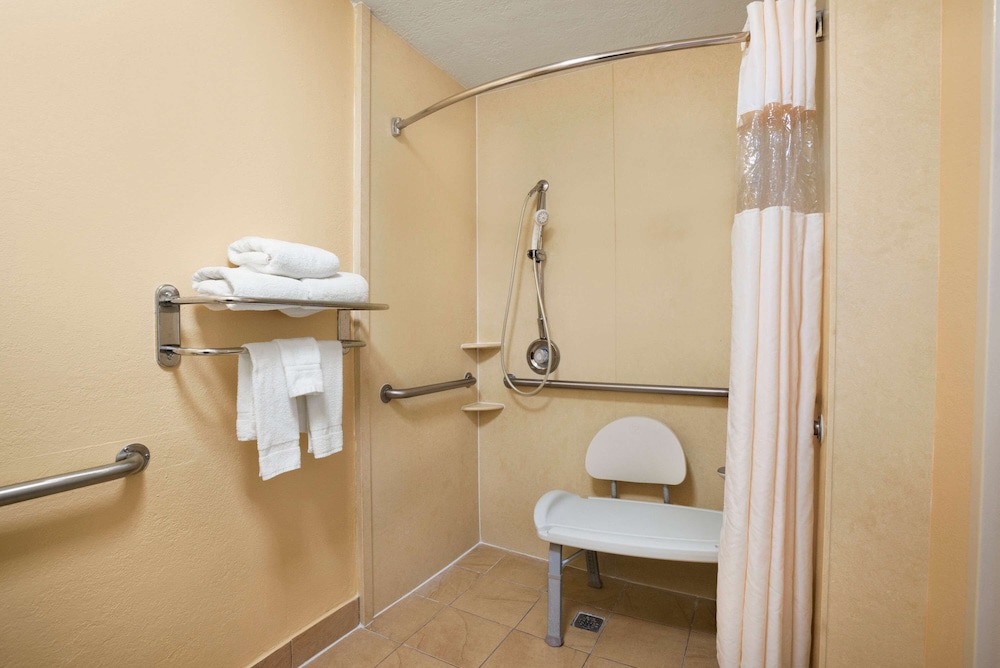 Days Inn by Wyndham Jacksonville Airport - photo 17