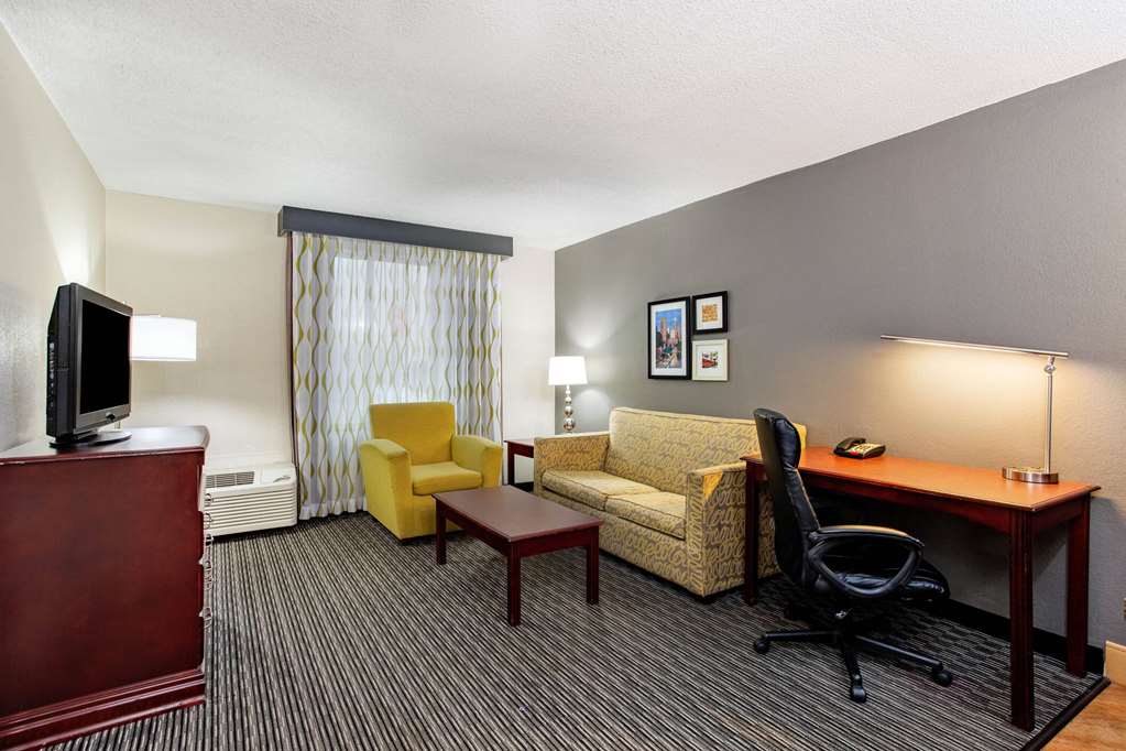 La Quinta Inn & Suites by Wyndham Indianapolis South - photo 24