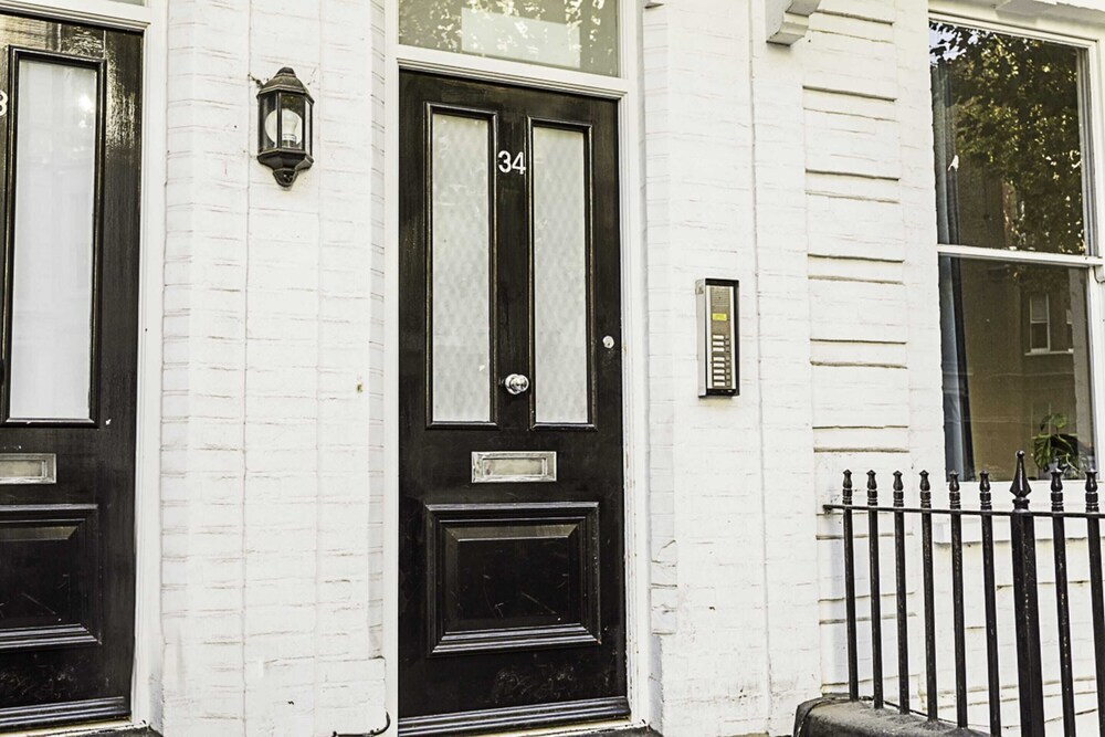 Elegant 3 bed Apartment in Earls Court — 4-Star Luxury Hotel in London, United Kingdom
