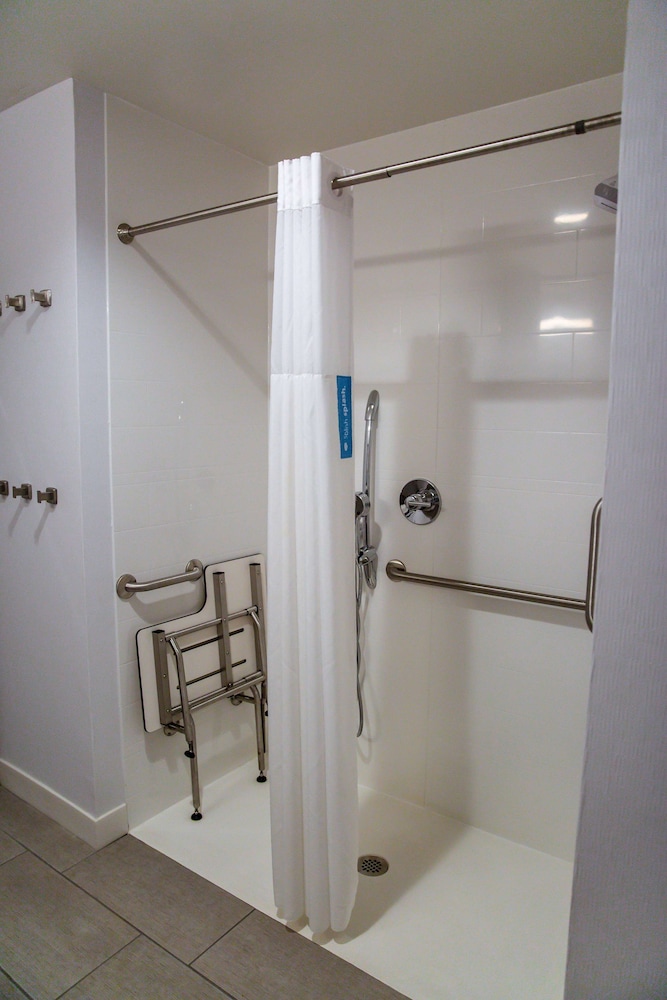 Hampton Inn Pontiac - photo 16