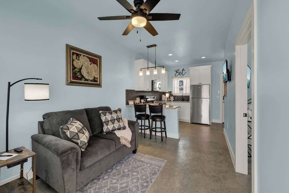 Cozy Casita With Hot Tub Six Minutes From Main Street in Fredericksburg, United States