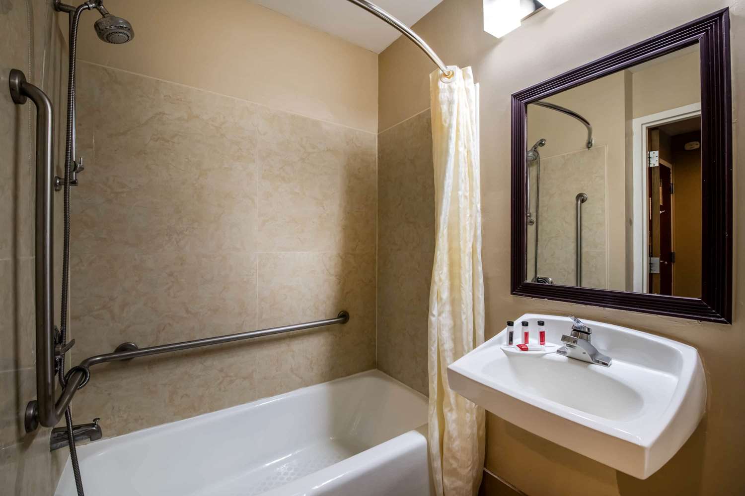 APM Inn and Suites - photo 38