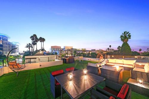 Beverly Hills LUX Villa w. Pool Rooftop & Parking — 4-Star Luxury Hotel in Los Angeles, United States