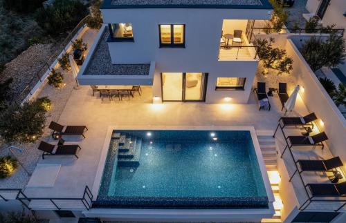 Stylish Villa Olea with heated pool and panoramic sea views — 4-Star Luxury Hotel in Podstrana, Croatia