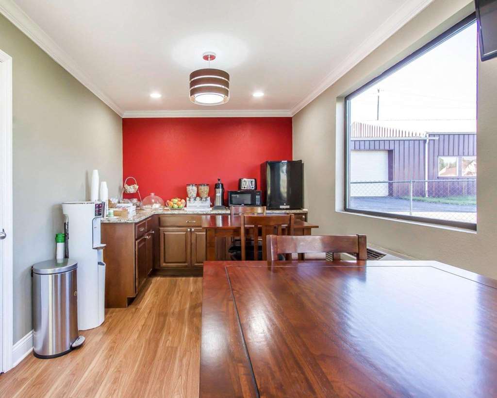 Econo Lodge Lanett - photo 19
