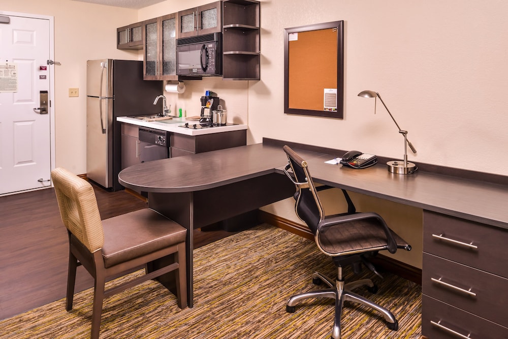 Candlewood Suites Topeka West by IHG - photo 12