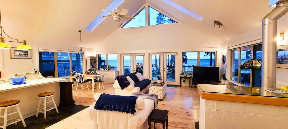 The White House — 4-Star Luxury Hotel in Sechelt, Canada