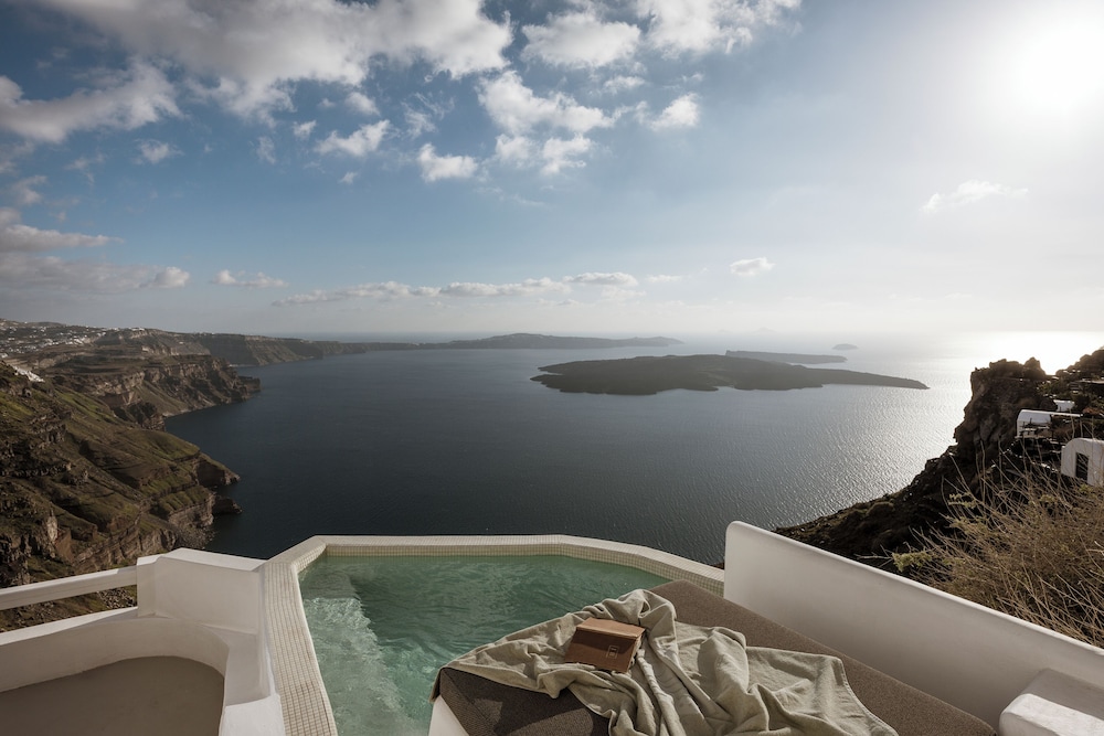 Aqua Luxury Suites — 5-Star Luxury Hotel in Fira, Greece