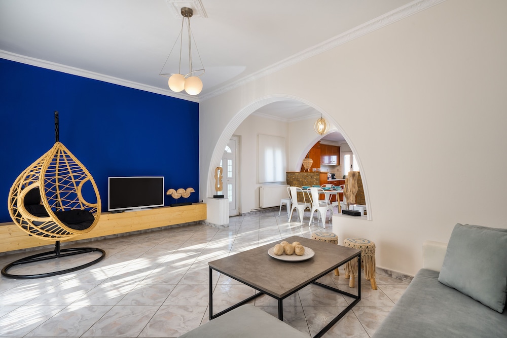 Downton Fira 2 bed Apt Sleeps 6 Pet Friendly — 4-Star Luxury Hotel in Fira, Greece