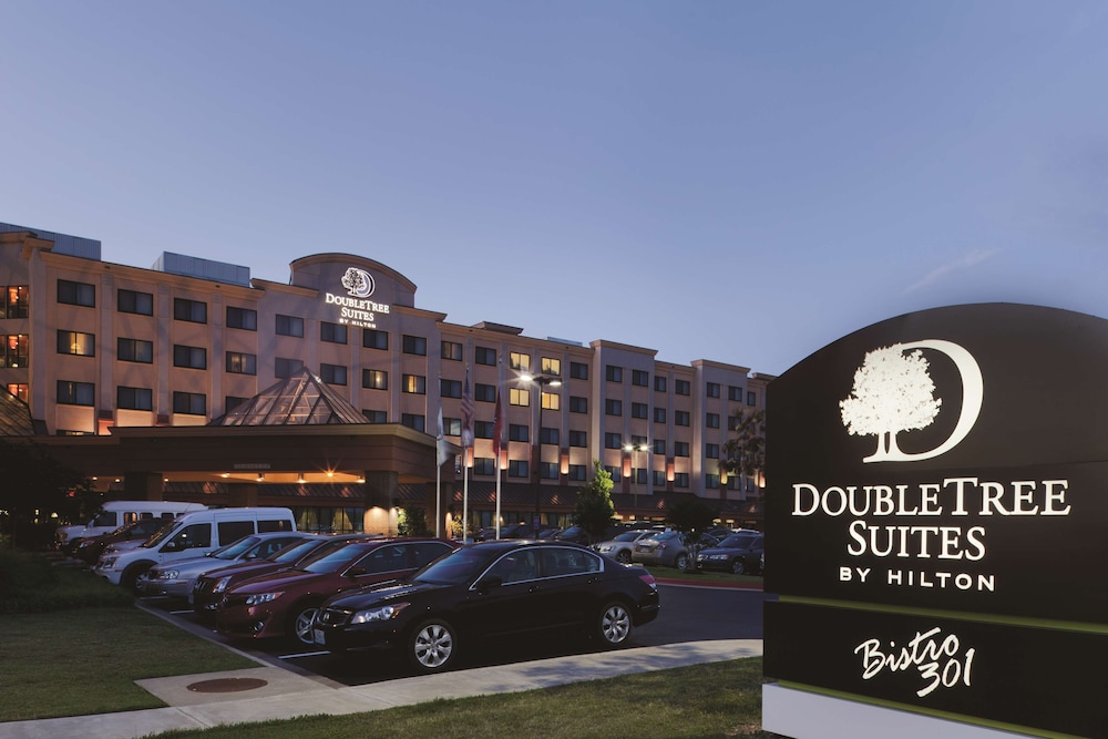 DoubleTree Suites by Hilton Bentonville - carbon neutral hotel in Bentonville