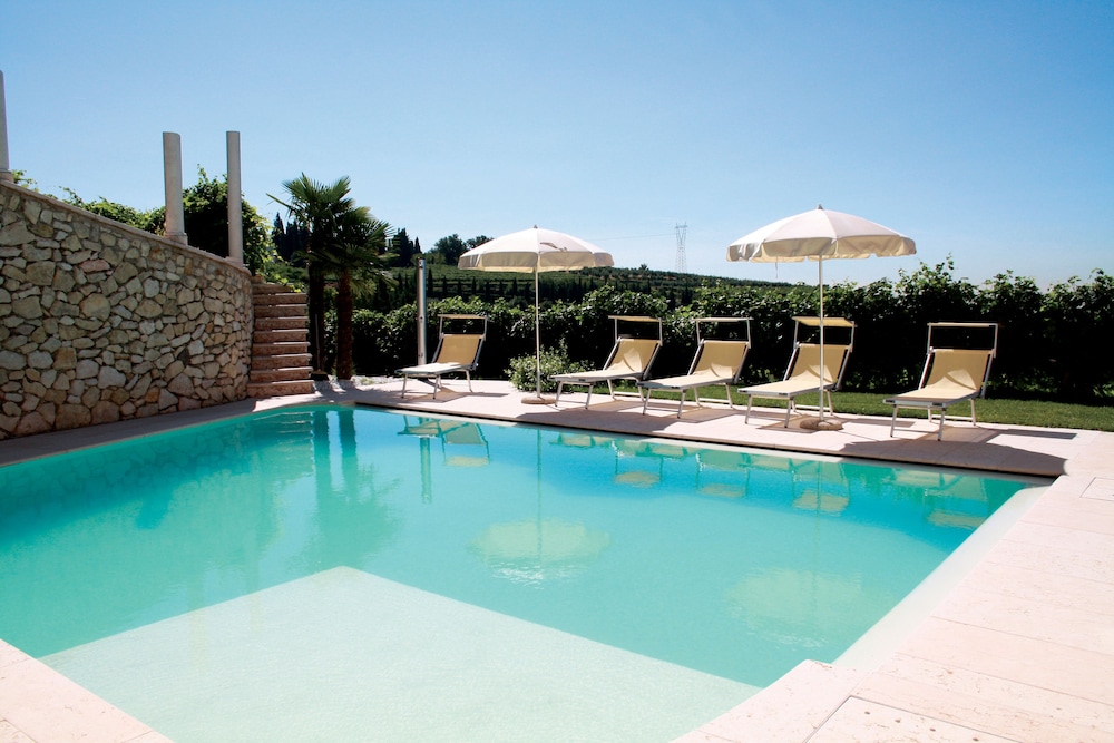 B&B Al Cristo — 4-Star Luxury Hotel in Sant'ambrogio Di Valpollicella, Italy