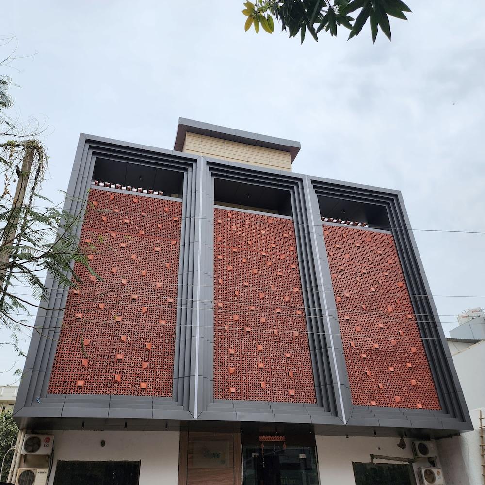 Square 9 Inn