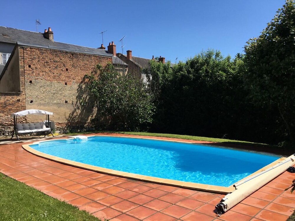 Villa Confortable Avec Piscine Privee a Lucenay Les Aix — 4-Star Luxury Hotel in Lucenay-Les-Aix, France