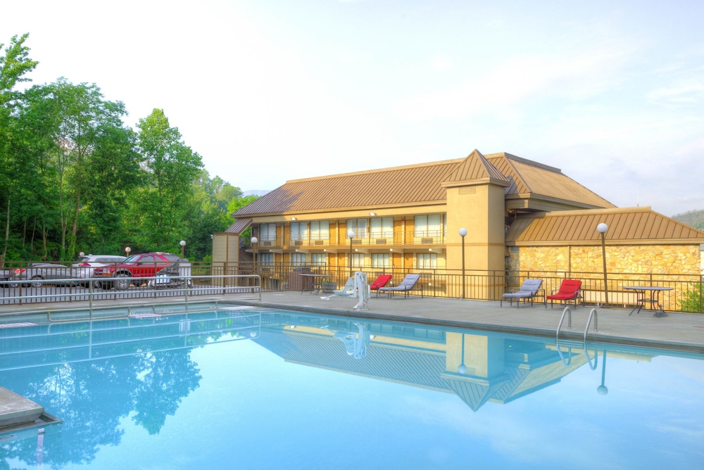 Clarion Pointe Downtown Gatlinburg - photo 30