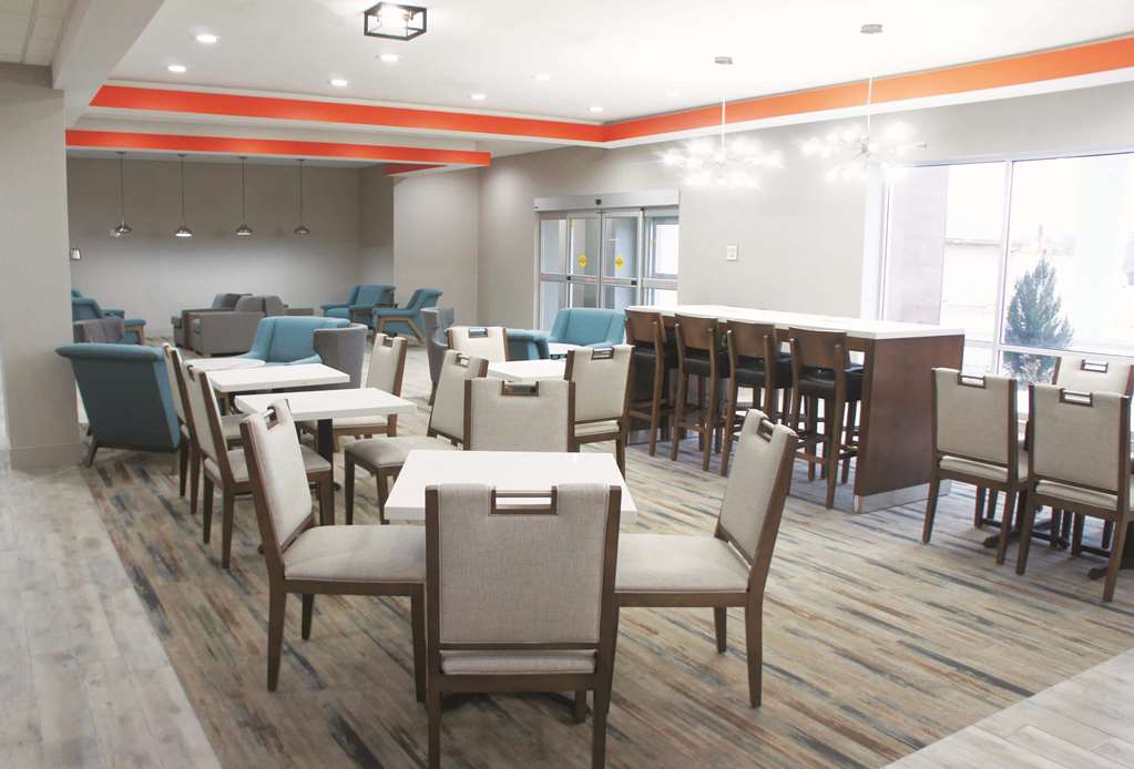 La Quinta Inn & Suites by Wyndham Pittsburg - photo 36