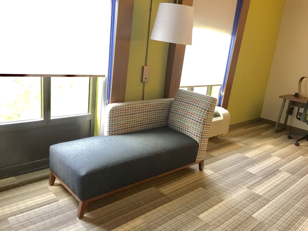 Holiday Inn Express & Suites Houston Memorial Park Area an IHG Hotel - photo 4