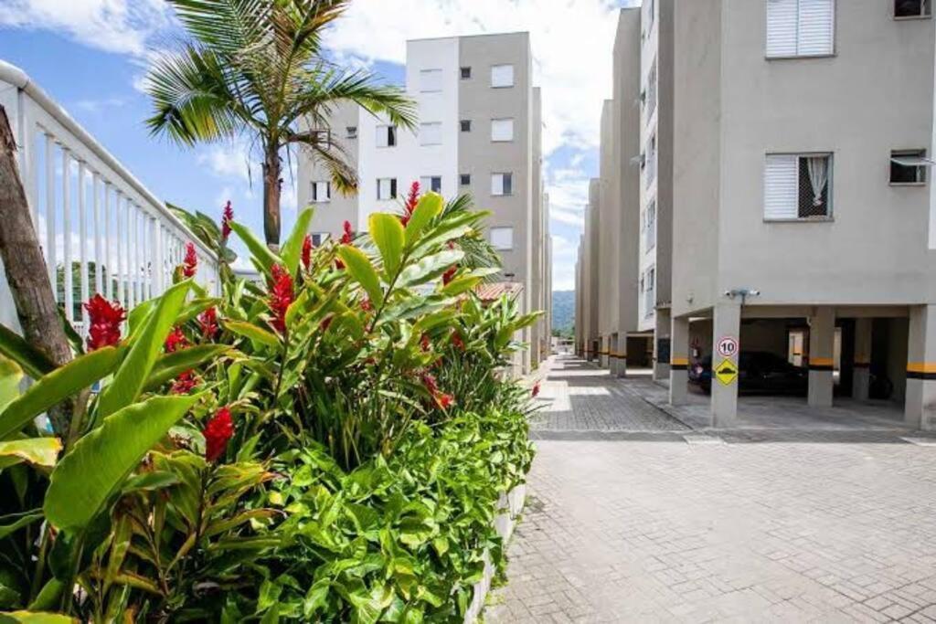 Apto em Ubatuba divisa com a Praia de Itagua e facil acesso as praias fica ao lado do Atacado Tenda na rodovia Rio Santos — 4-Star Luxury Hotel in Ubatuba, Brasil