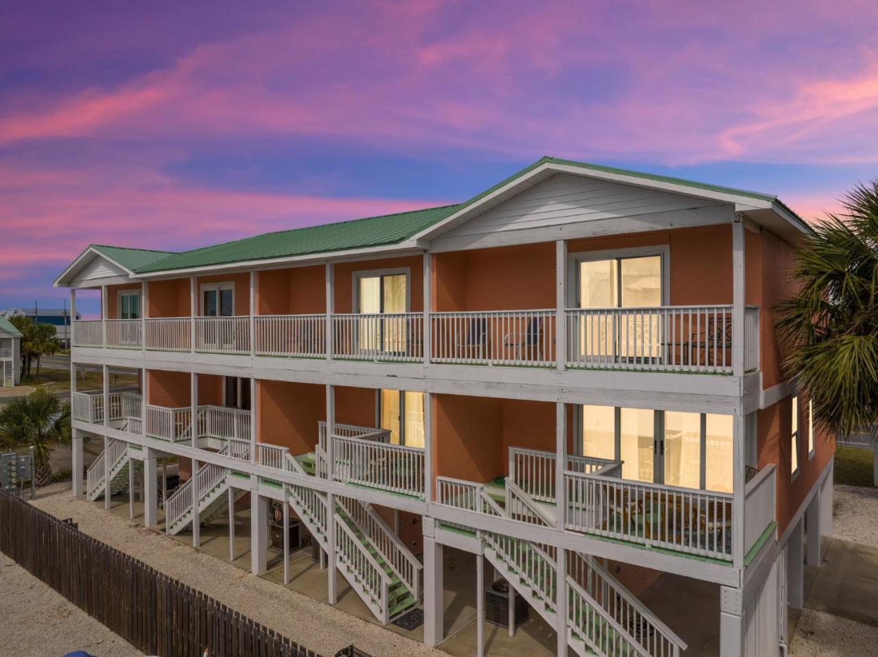 Sand Buckets Unit D Ocean View Beach Townhouse — 4-Star Luxury Hotel in Mexico Beach, United States