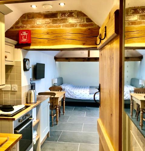 The Outhouse Ground Floor Studio — 4-Star Luxury Hotel in Melbourne, United Kingdom