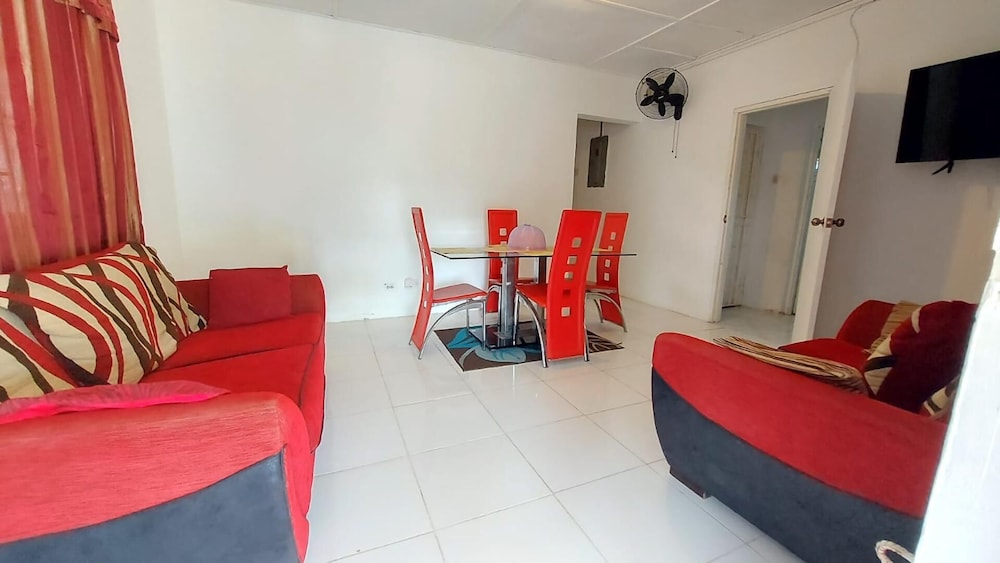 House Sleeps 4 Patio Parking — 4-Star Luxury Hotel in Bath, Jamaica