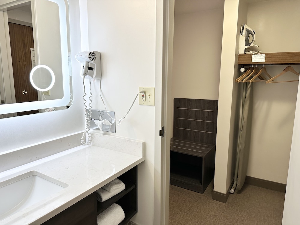 Ramada by Wyndham Cedar Rapids - photo 18