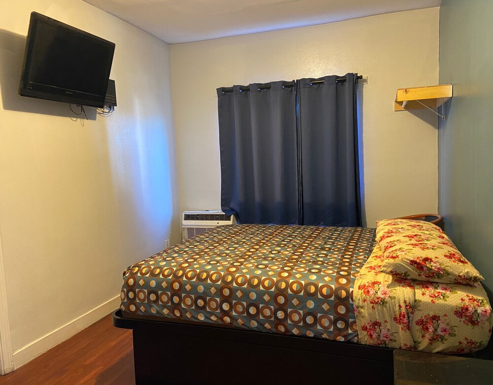 Unity Hotel No Parking & Rooms Are Upstairs - featured photo