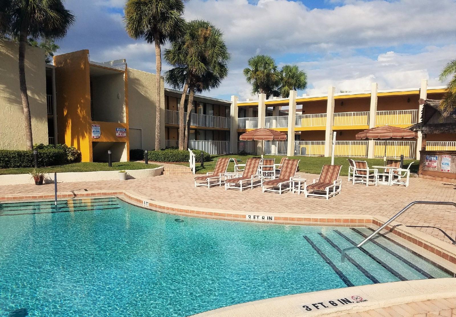 Days Inn and Suites by Wyndham Clermont - photo 5