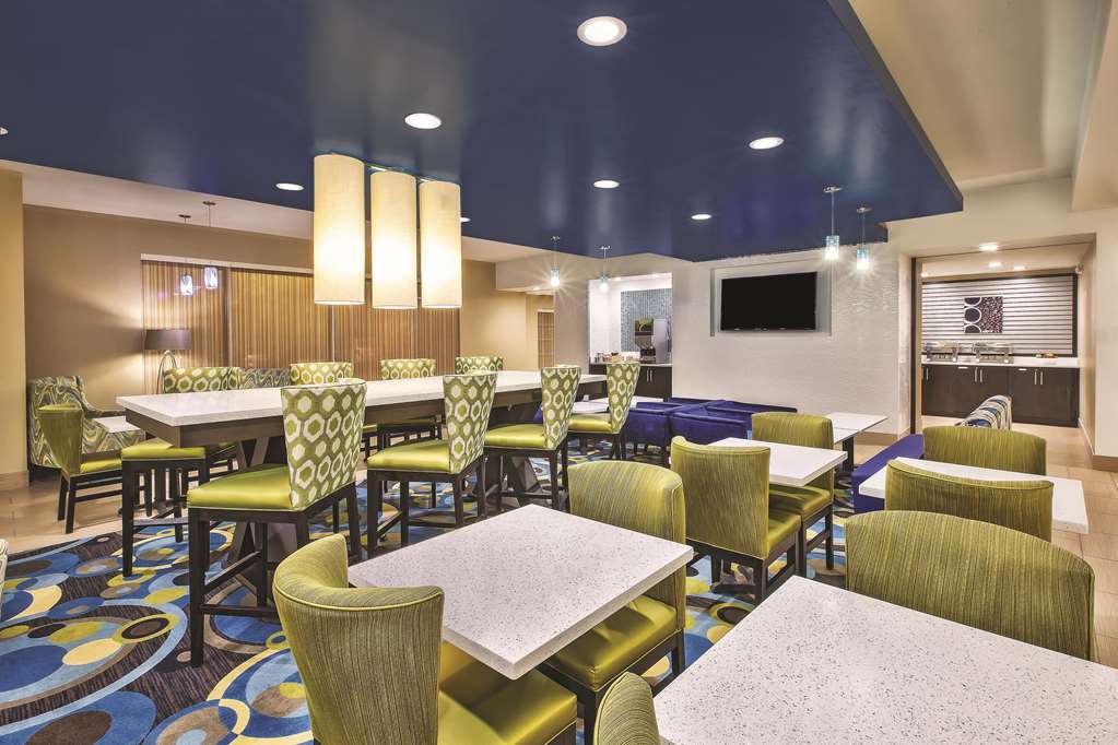 La Quinta Inn & Suites by Wyndham Niagara Falls - photo 18