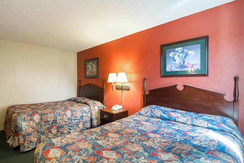 Loyalty Inn Benton Harbor - photo 2