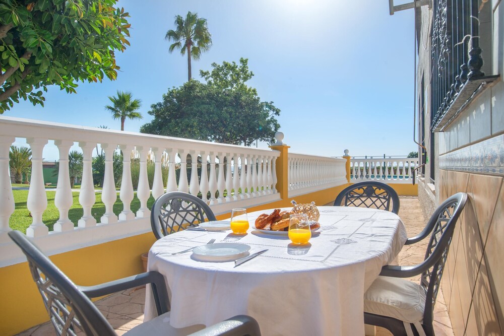 Modern apartment in Calahonda 60 m with shared pool — 4-Star Luxury Hotel in Mijas, Spain