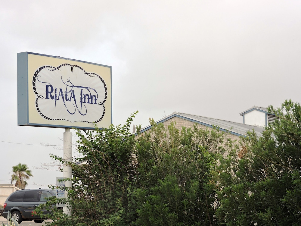 Riata Inn Crystal City - photo 2