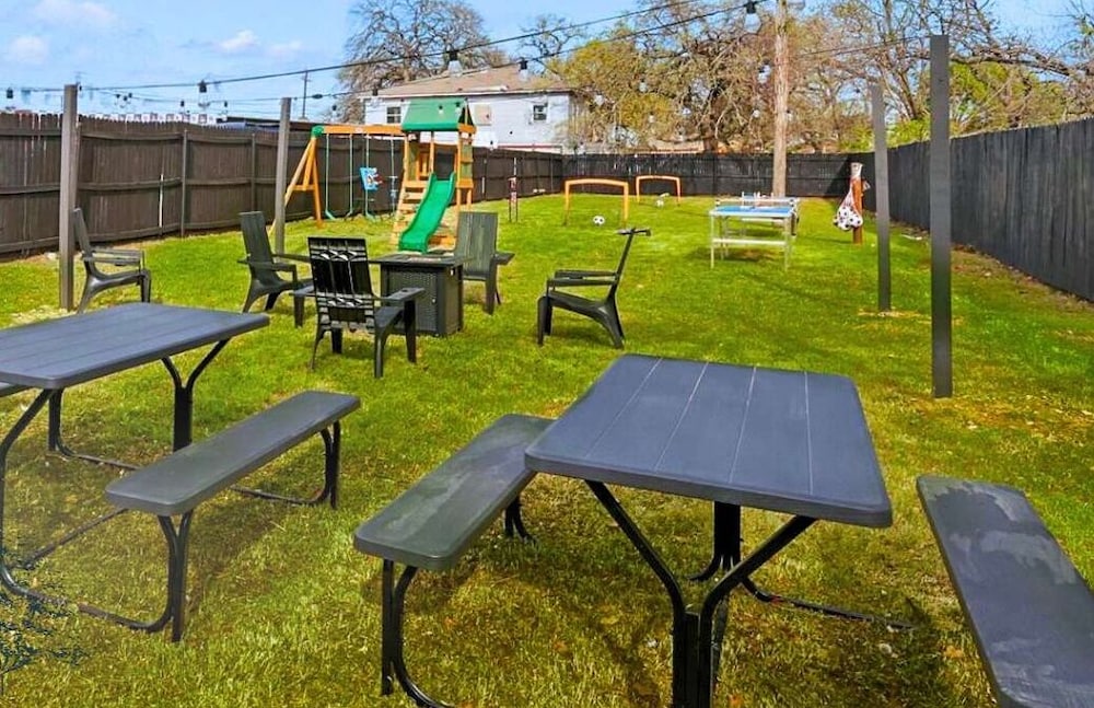 Modern 2BR Unit Hot Tub — 4-Star Luxury Hotel in Haltom City, United States