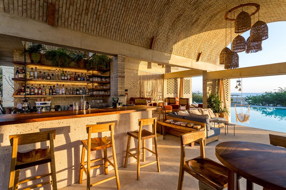 Swim-up bar
