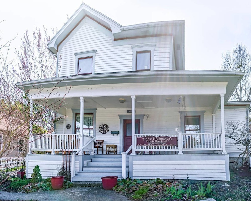 Anne Hathaways Cottages And Garden Suites 9196901 — Ashland