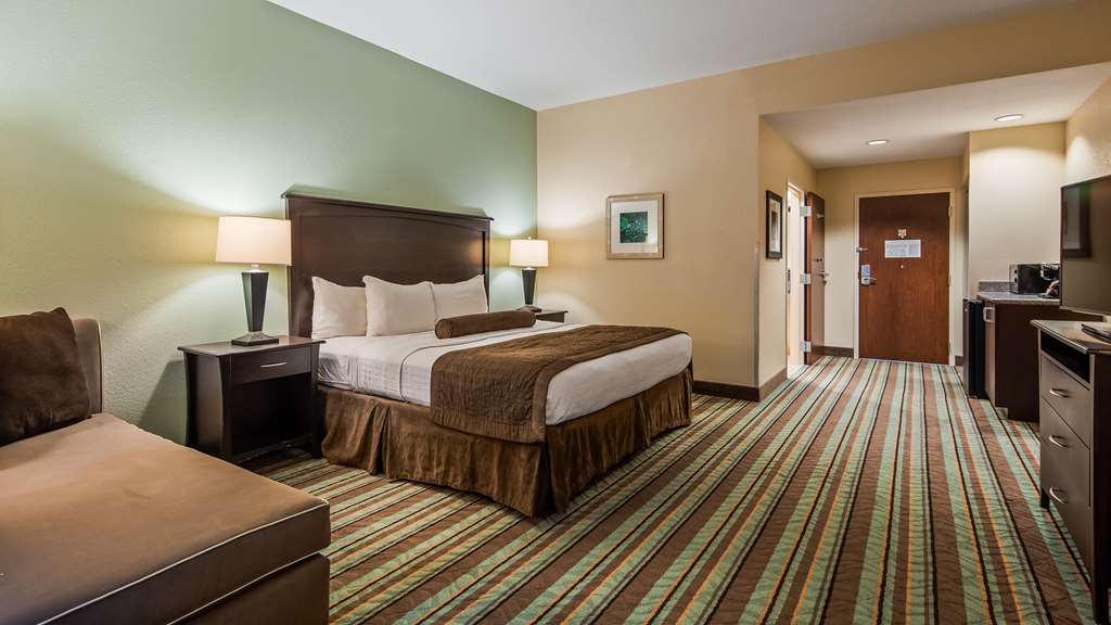 Best Western Plus Chain of Lakes Inn & Suites - photo 13