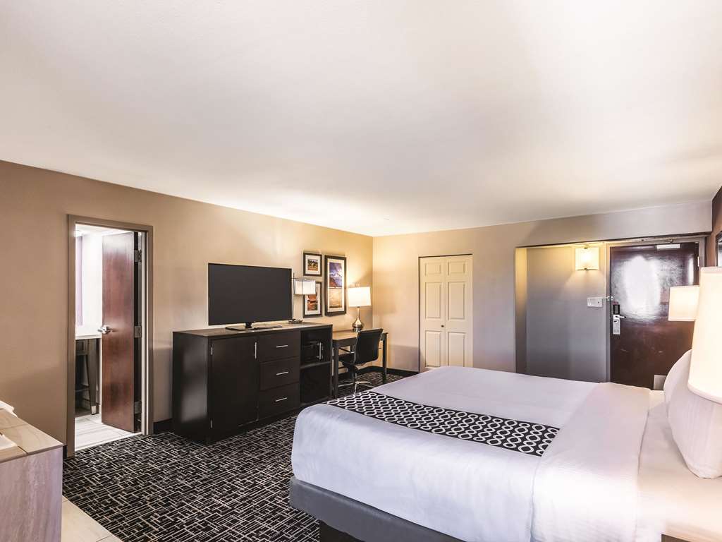 La Quinta Inn & Suites by Wyndham Colorado Springs North - photo 25