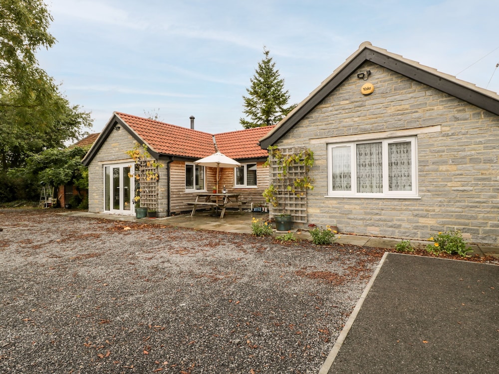 Vine Lodge — 4-Star Luxury Hotel in Martock, United Kingdom