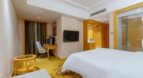 Vienna Hotel Shenzhen Qinghu Metro Station — hotel in Longhua