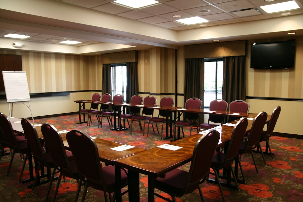 Hampton Inn & Suites Detroit Airport Romulus - photo 36