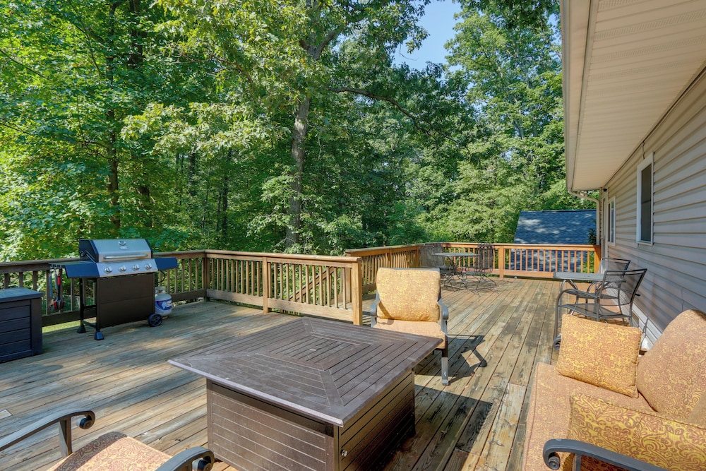 Harpers Ferry Cabin Walk to Private Lake — 4-Star Luxury Hotel in Athens, United States