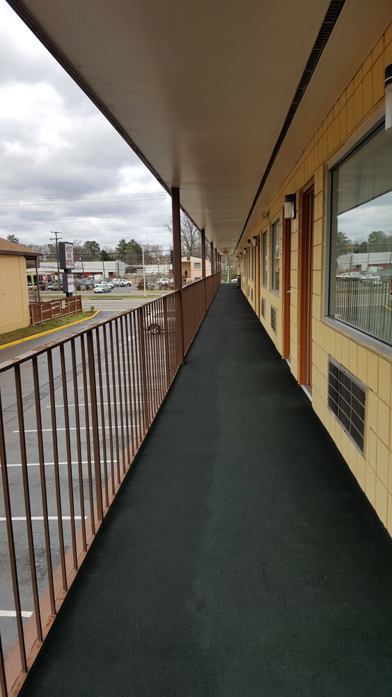 Camelot Inn - photo 17