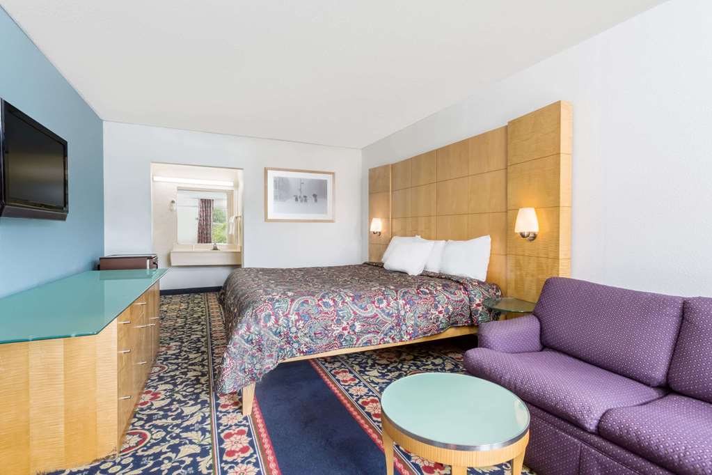Days Inn by Wyndham Greensboro Airport - photo 10