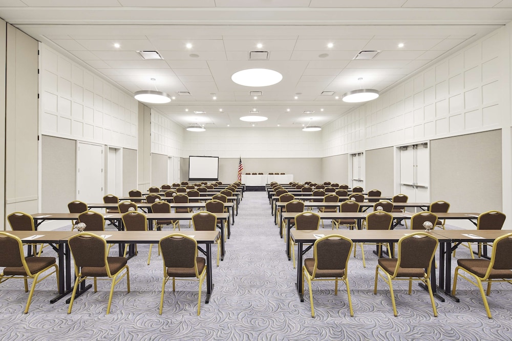 Embassy Suites by Hilton Alexandria Old Town - photo 42